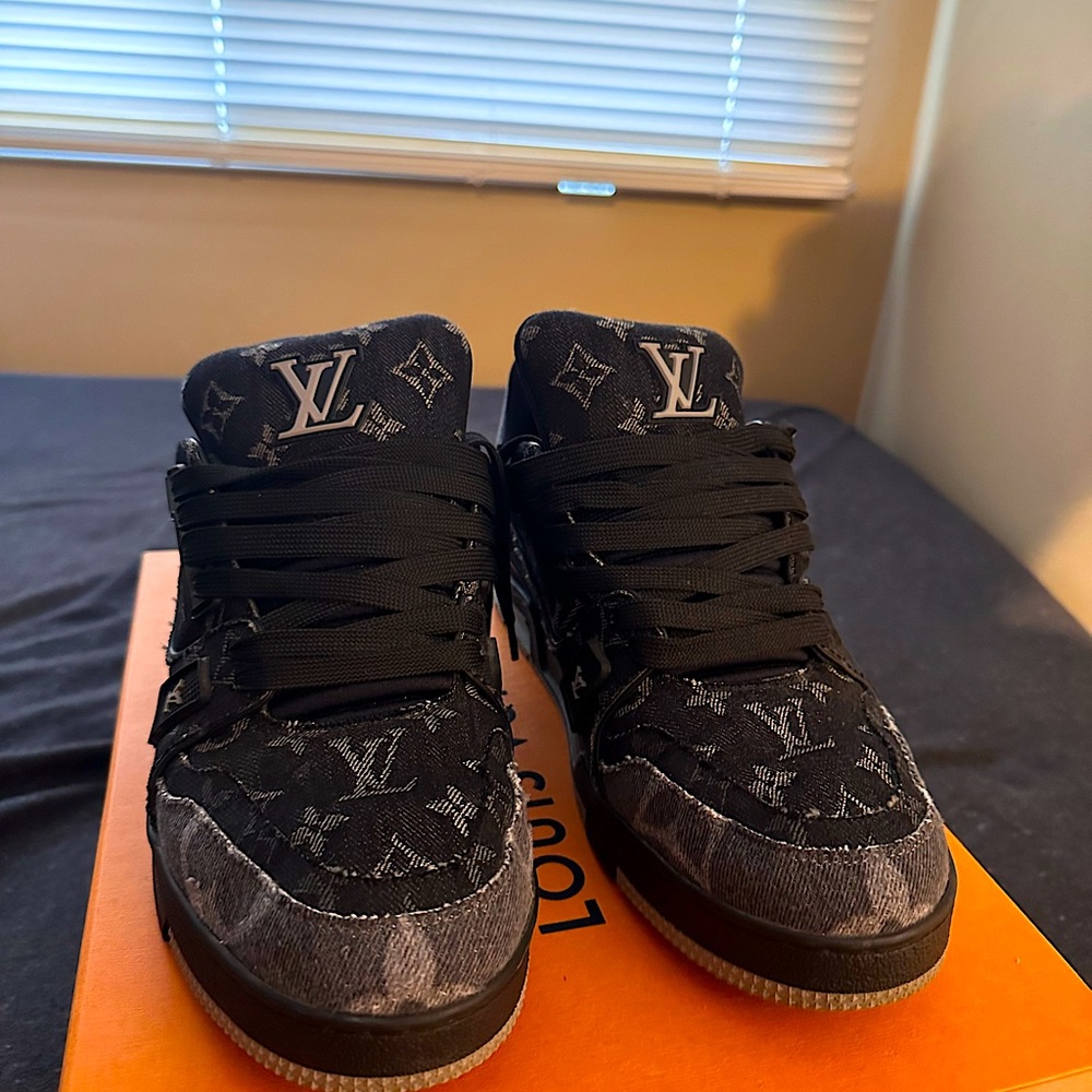 Louis Vuitton trainer black monogram denim 

Size 8